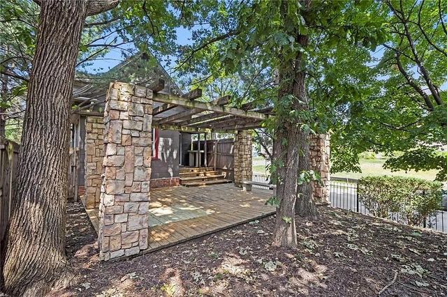 4401 Madison Avenue, Kansas City, MO 64111