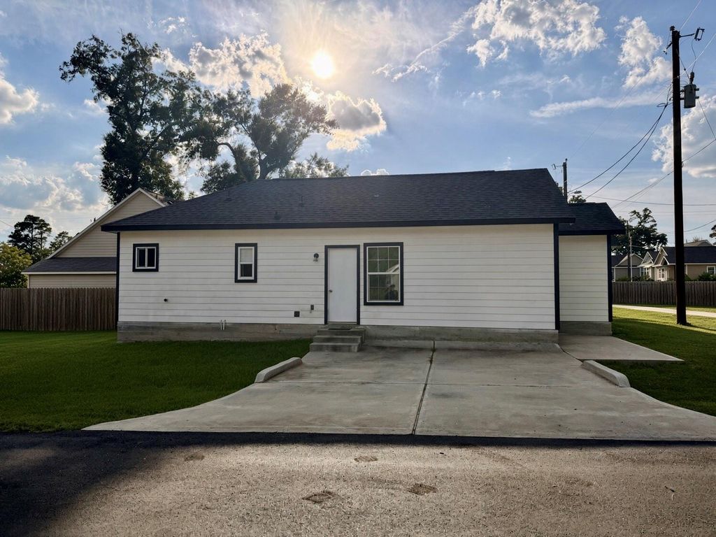 16601 E Ivanhoe, Montgomery, TX 77316
