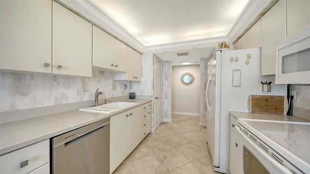 2425 GULF OF MEXICO DRIVE 2E, Longboat Key, FL 34228