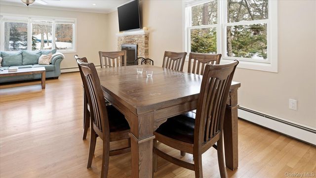 3 Robins Nest Lane, Hampton Bays, NY 11946