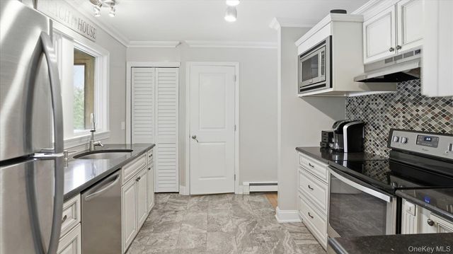 3 Robins Nest Lane, Hampton Bays, NY 11946