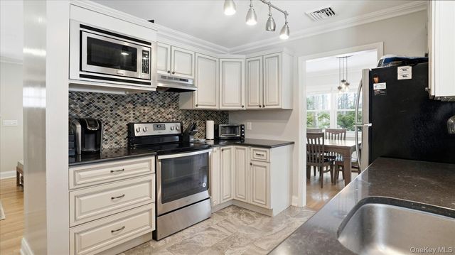 3 Robins Nest Lane, Hampton Bays, NY 11946