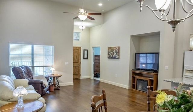 883 Birds Fort Trail, Arlington, TX 76005