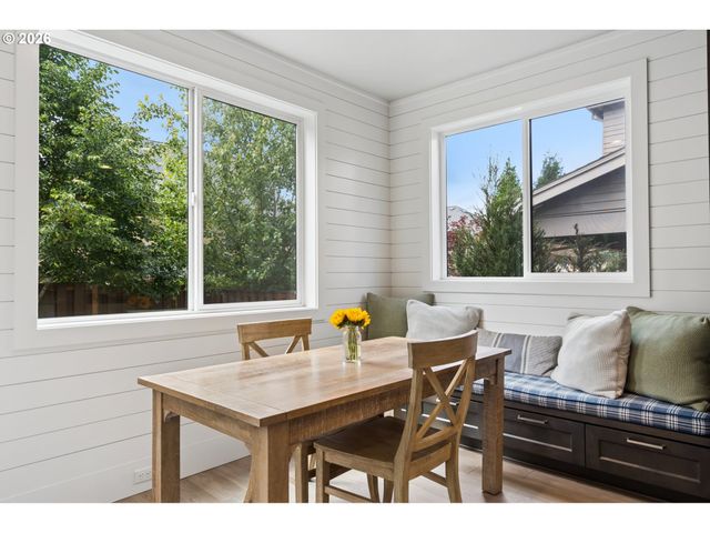 4327 Nw ASHBROOK Dr, Portland, OR 97229