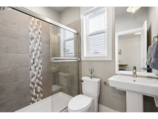 4327 Nw ASHBROOK Dr, Portland, OR 97229