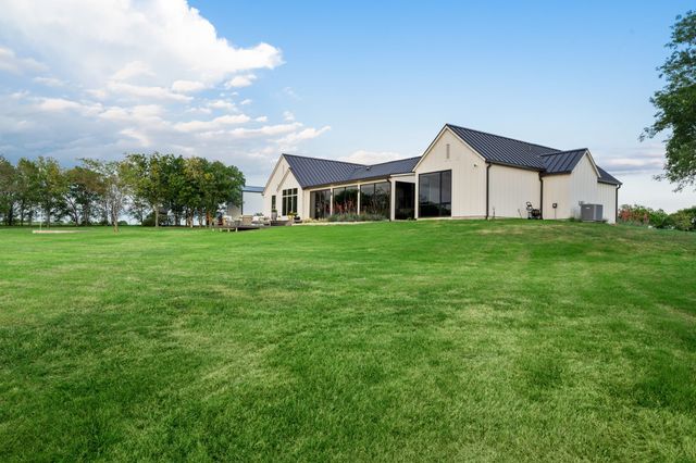 1800 Moseley Road, Ennis, TX 75119