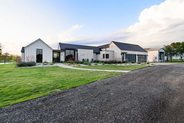 1800 Moseley Road, Ennis, TX 75119