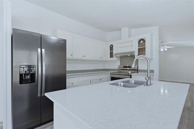 4484 Grand Oaks Drive, Willis, TX 77378