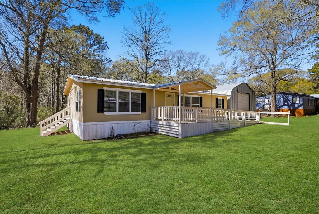 Image 3 of property listing at 4484 Grand Oaks Drive, Willis, TX 77378