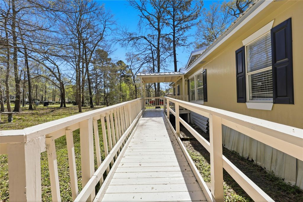 Image 5 of property listing at 4484 Grand Oaks Drive, Willis, TX 77378