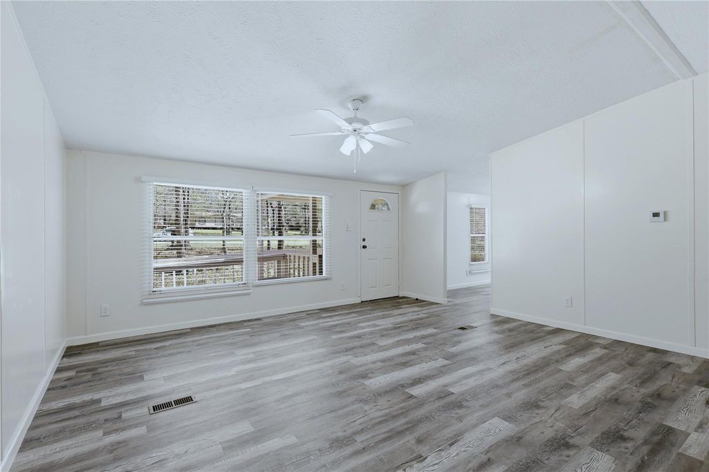 Image 8 of property listing at 4484 Grand Oaks Drive, Willis, TX 77378