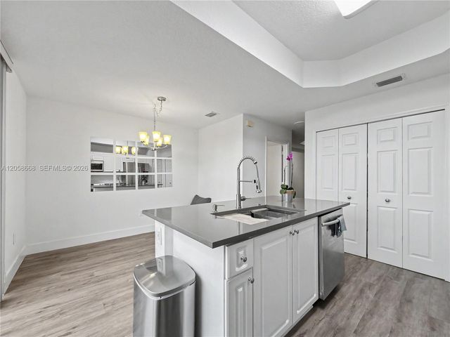 10573 SW 6th St 1206, Pembroke Pines, FL 33025