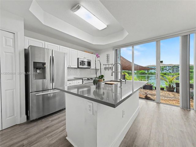 10573 SW 6th St 1206, Pembroke Pines, FL 33025