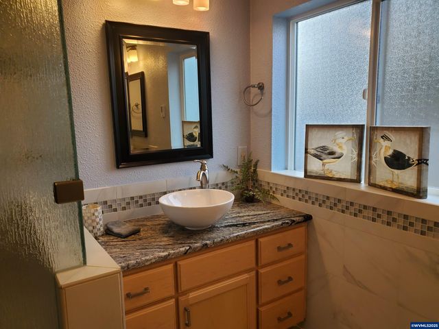 1050 W Maple St, Lebanon, OR 97355