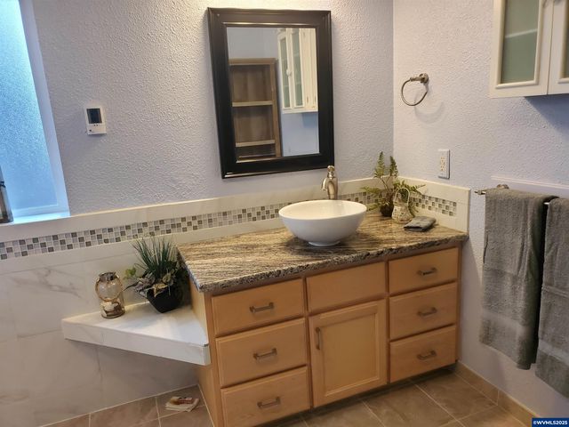 1050 W Maple St, Lebanon, OR 97355