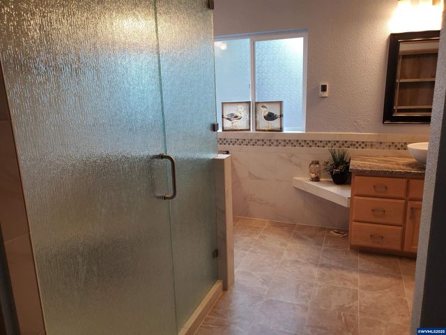 1050 W Maple St, Lebanon, OR 97355