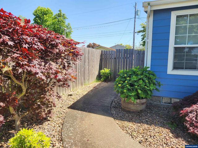 1050 W Maple St, Lebanon, OR 97355