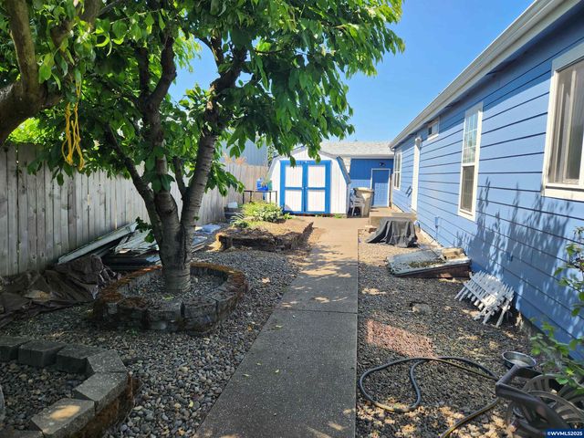 1050 W Maple St, Lebanon, OR 97355