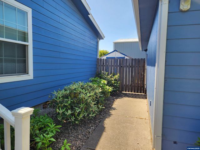 1050 W Maple St, Lebanon, OR 97355