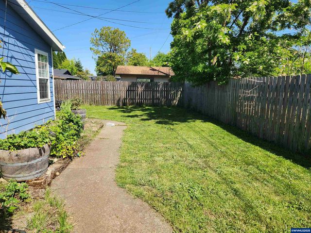 1050 W Maple St, Lebanon, OR 97355