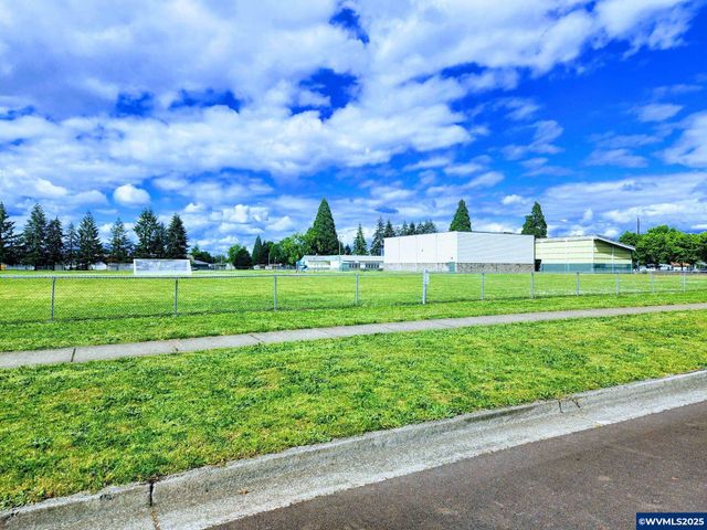 1050 W Maple St, Lebanon, OR 97355