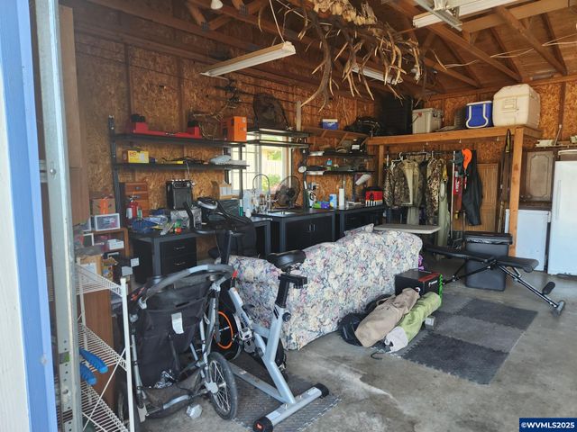 1050 W Maple St, Lebanon, OR 97355
