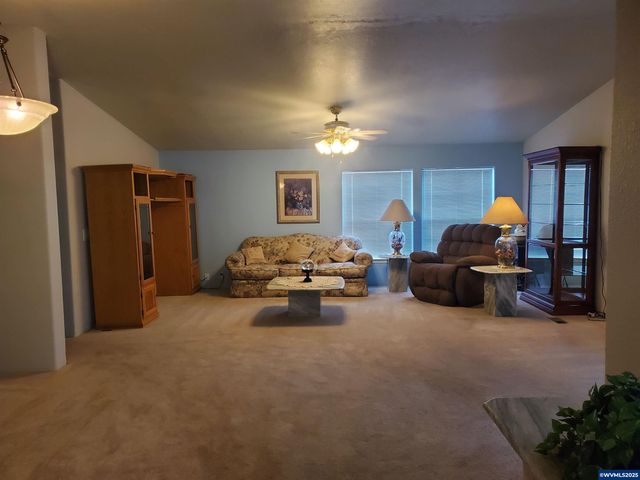 1050 W Maple St, Lebanon, OR 97355