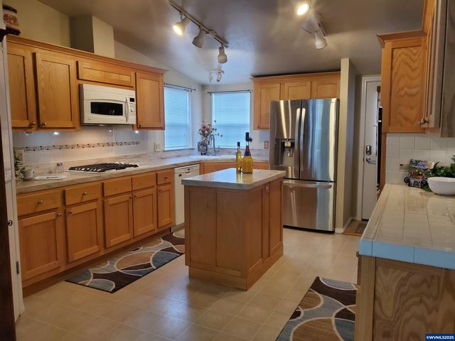 1050 W Maple St, Lebanon, OR 97355