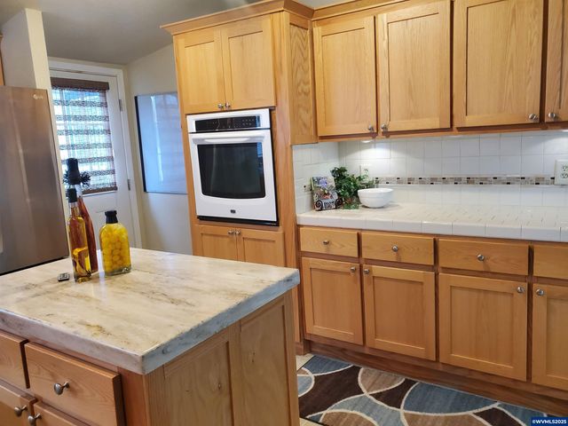 1050 W Maple St, Lebanon, OR 97355