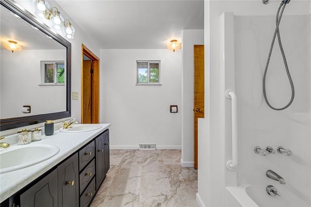 2052 Hulton Rd, Plum Boro, PA 15147