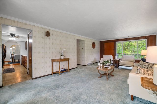 2052 Hulton Rd, Plum Boro, PA 15147