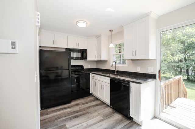 24 Fieldstone Drive, Londonderry, NH 03053