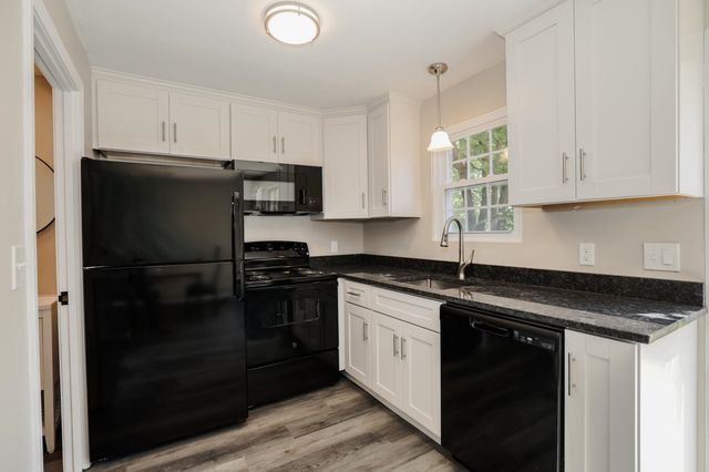 24 Fieldstone Drive, Londonderry, NH 03053