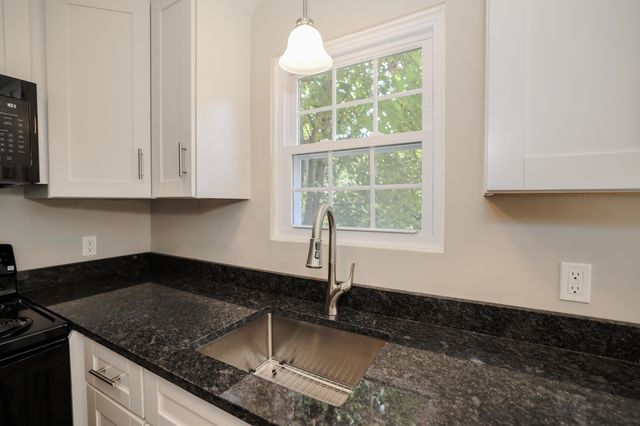 24 Fieldstone Drive, Londonderry, NH 03053