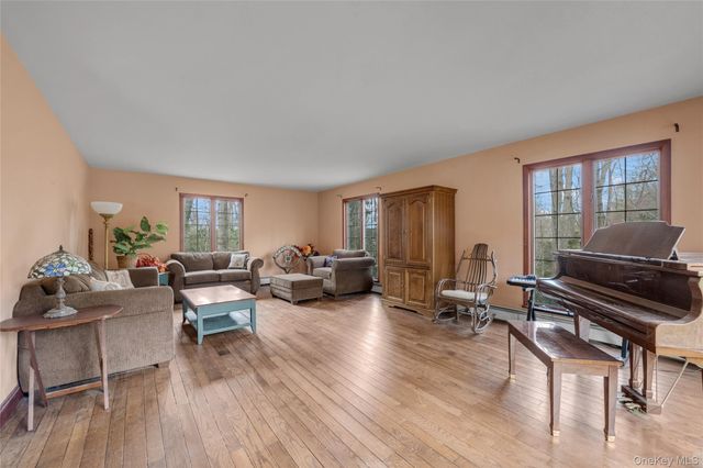 1 Peters Lane, Manhasset, NY 11030
