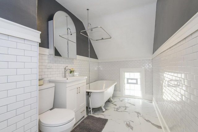 2911 N Newhall STREET, Milwaukee, WI 53211