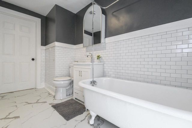 2911 N Newhall STREET, Milwaukee, WI 53211