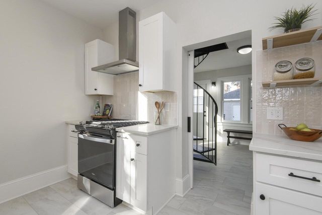 2911 N Newhall STREET, Milwaukee, WI 53211