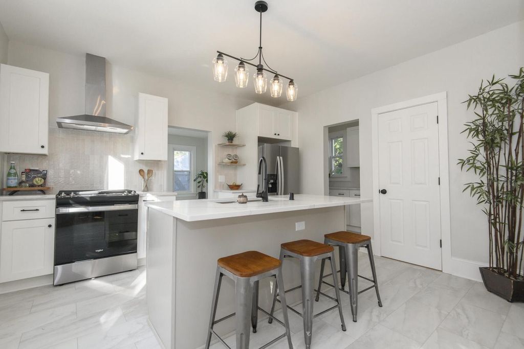 2911 N Newhall STREET, Milwaukee, WI 53211