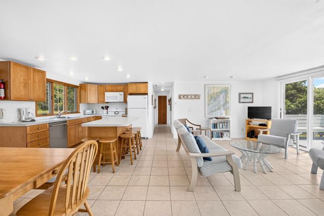 7 Gull Lane, Cataumet, MA 02534