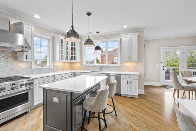 4 Tournament Drive N, Hawthorn Woods, IL 60047