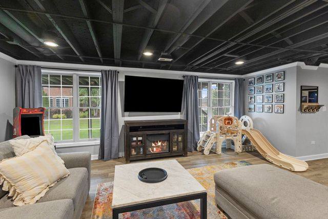 4 Tournament Drive N, Hawthorn Woods, IL 60047