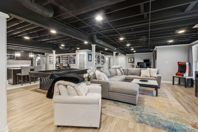4 Tournament Drive N, Hawthorn Woods, IL 60047