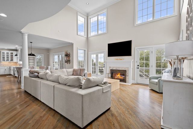 4 Tournament Drive N, Hawthorn Woods, IL 60047