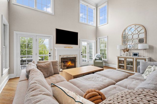 4 Tournament Drive N, Hawthorn Woods, IL 60047