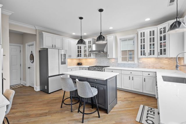4 Tournament Drive N, Hawthorn Woods, IL 60047