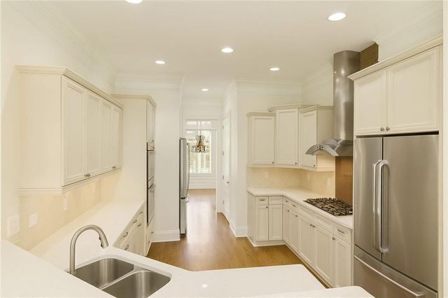 956 Persimmon Point NE, Sandy Springs, GA 30328