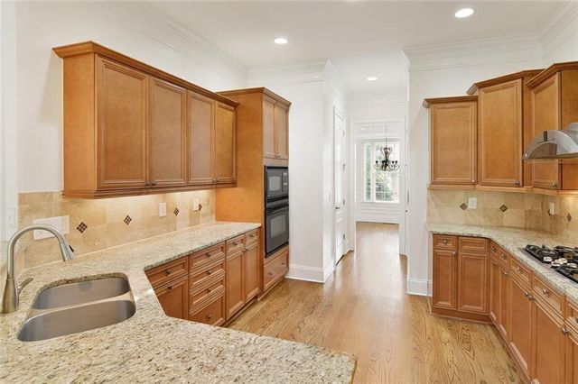 956 Persimmon Point NE, Sandy Springs, GA 30328