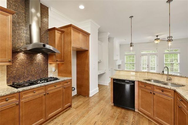 956 Persimmon Point NE, Sandy Springs, GA 30328