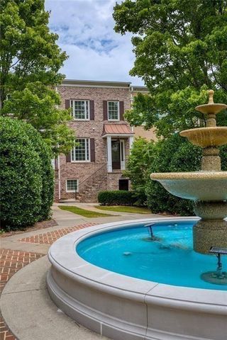956 Persimmon Point NE, Sandy Springs, GA 30328